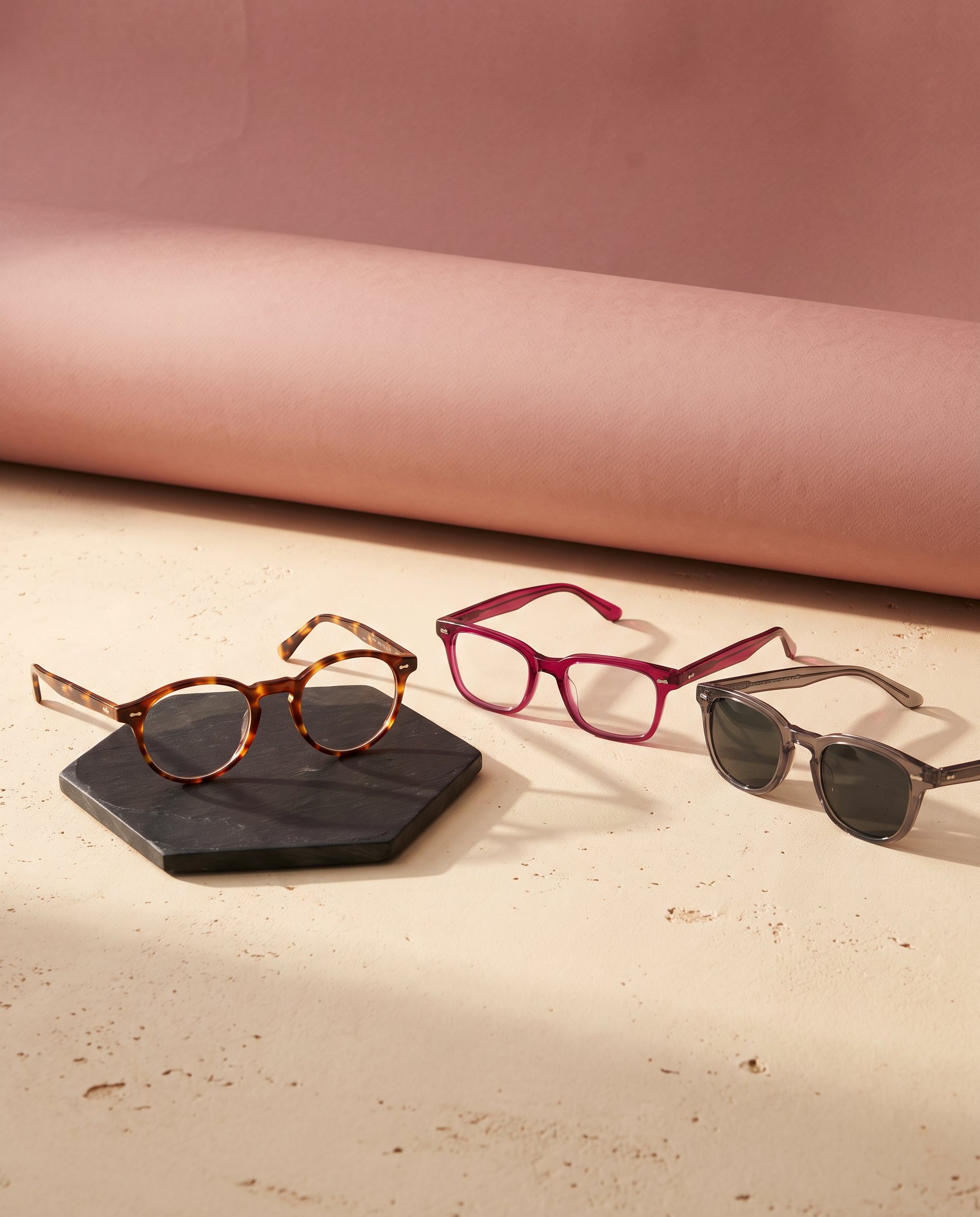 Composición editorial de tres monturas de gafas